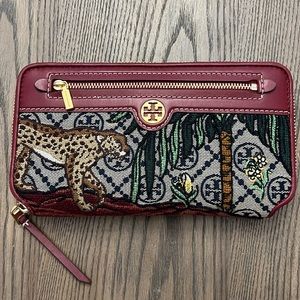 Tory Burch T MONOGRAM EMBROIDERED ZIP CONTINENTAL WALLET
